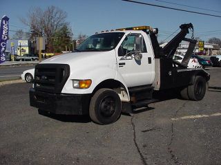 2004 Ford 750 photo