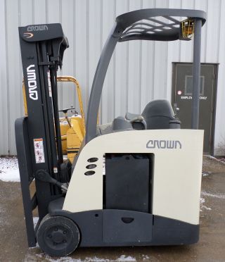 Crown Model Rc5535 - 35 (2007) 3500lbs Capacity Great Docker Electric Forklift photo