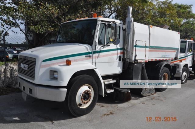 1999 Freightliner Fl70 Utility / Service Trucks photo