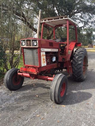 International Harvester 986 Farm Tractor photo