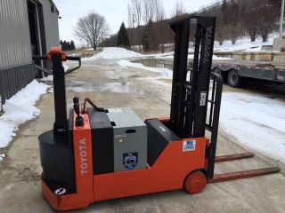 2011 Toyota 3000 Walk Behind Forklift Barely photo