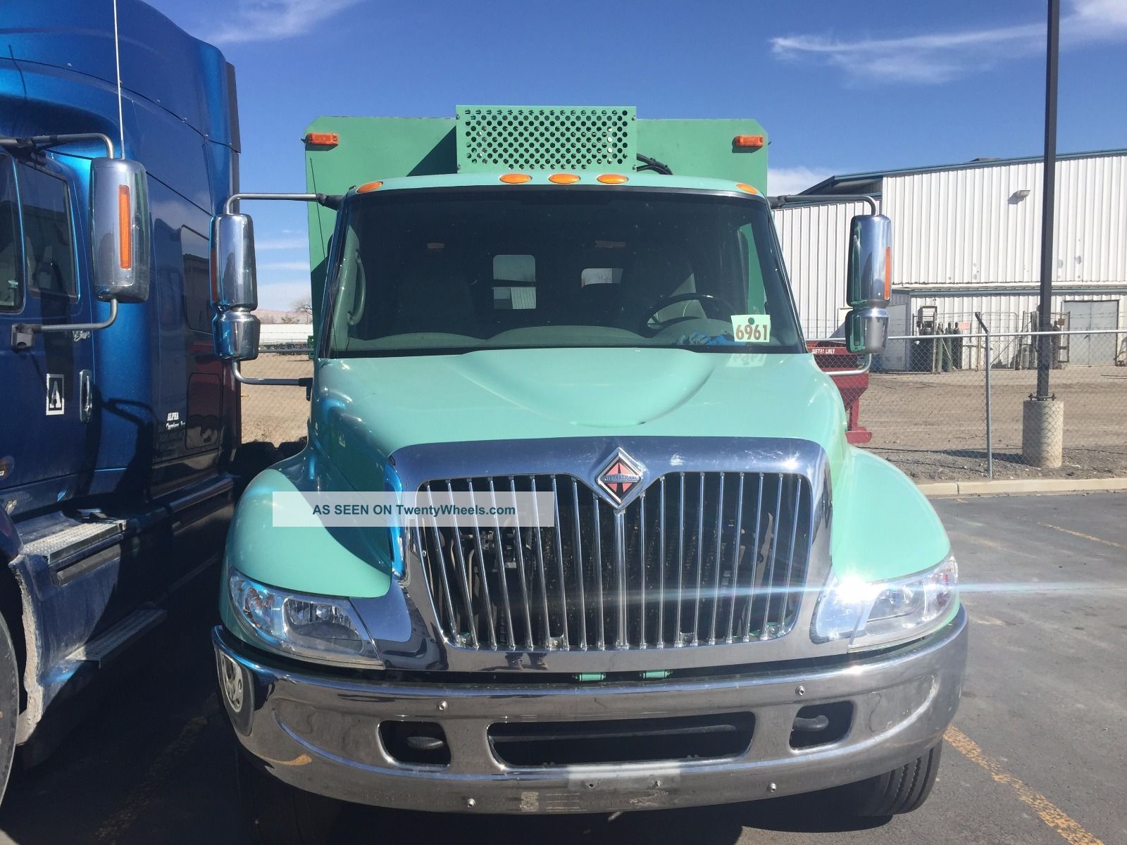 2003 International Crew Carrier Utility / Service Trucks photo