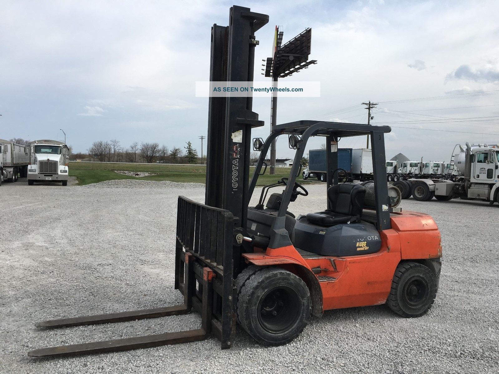Toyota 9000lb,  Dual Wheel Pnuematic,  Automatic, Forklifts photo