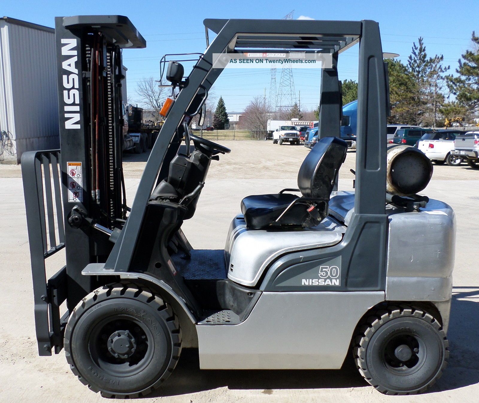 Nissan Model Mpl02a25lv (2006) 5000lbs Capacity Great Lp Pneumatic Tire Forklift Forklifts photo