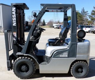 Nissan Model Mpl02a25lv (2006) 5000lbs Capacity Great Lp Pneumatic Tire Forklift photo