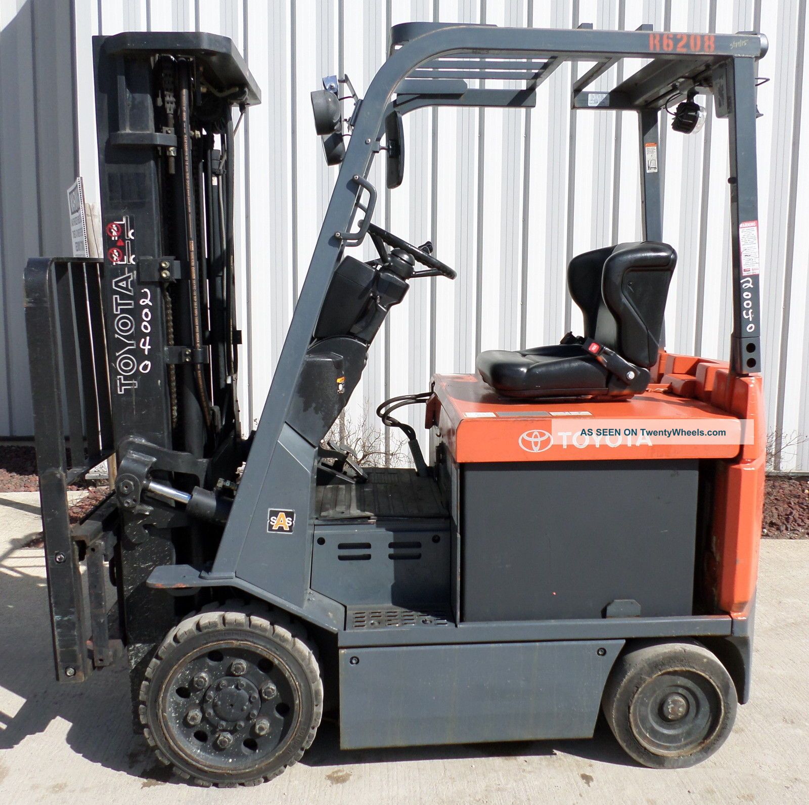 Toyota Model 7fbcu25 (2002) 5000lbs Capacity Great 4 Wheel Electric Forklift Forklifts photo