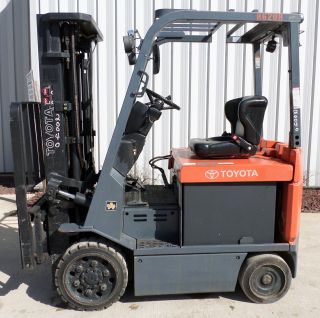 Toyota Model 7fbcu25 (2002) 5000lbs Capacity Great 4 Wheel Electric Forklift photo