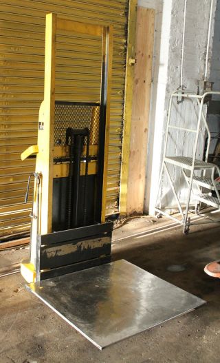 Big Joe 9967 Battery Powered Hydraulic Fork Lift 1000 Lbs Capacity (8526) photo