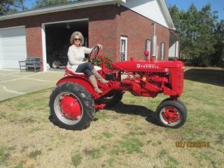 1947 Farmall B Gas Tractor - Restored Narrow Front Two Seater Ie - A 100 photo