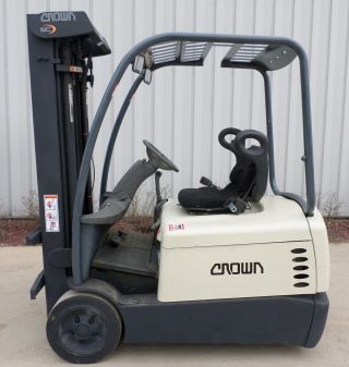 Crown Model Sc4040 - 35 (2000) 3500lbs Capacity Great 3 Wheel Electric Forklift photo