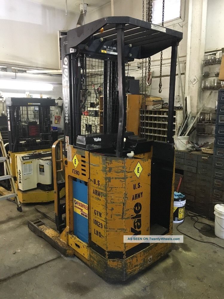 Yale Nr035a 3000lb,  24 Volt Electric Reach Forklift W/ Charger - 1035 Hours Forklifts photo