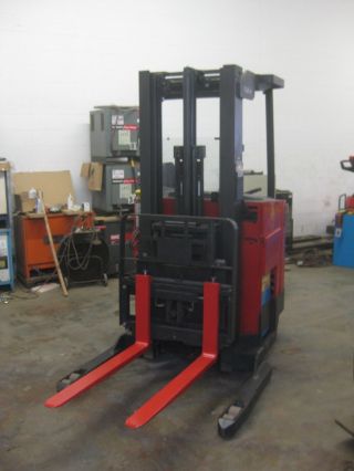 Raymond Reach Forklift - Easi - R30tt - 3 Stage Mast - Side Shift - 3000 Cap - photo
