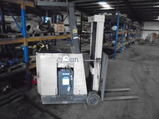 Crown Narrow Aisle 3000 Pound Capacity 130 Inches Lift 36 V Forklift - photo