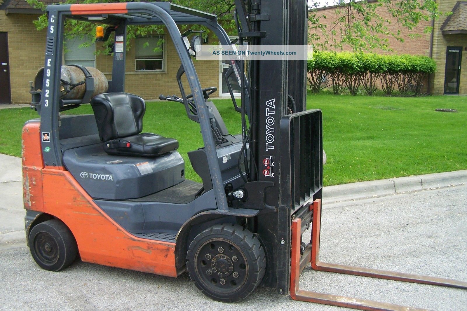 Toyota Forklift,  Late Model,  Low Hour Fork Lift Truck Forklifts photo