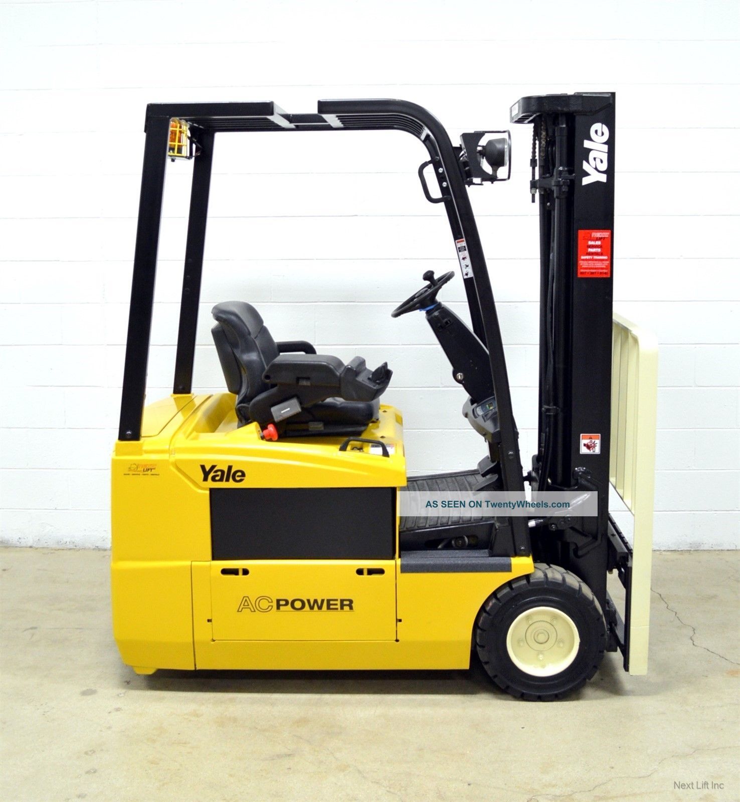 Yale Erp040 4,  000 Lb 36v Electric Three Wheel Forklift 3 Wheeler Forklifts photo