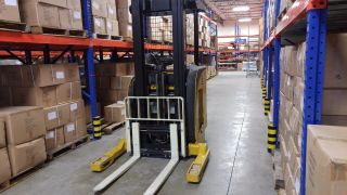 2008 Yale Narrow Aisle Forklift - Only 21 Hours Of Use photo