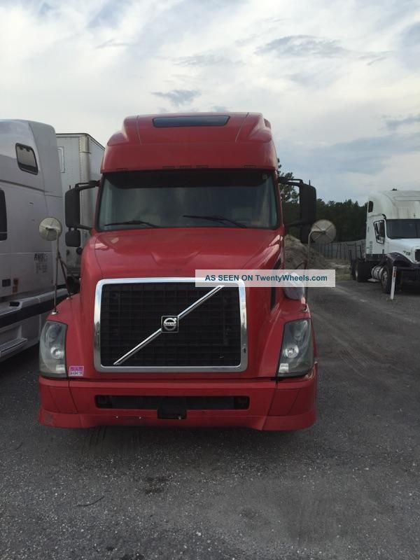 2005 Volvo Sleeper Semi Trucks photo