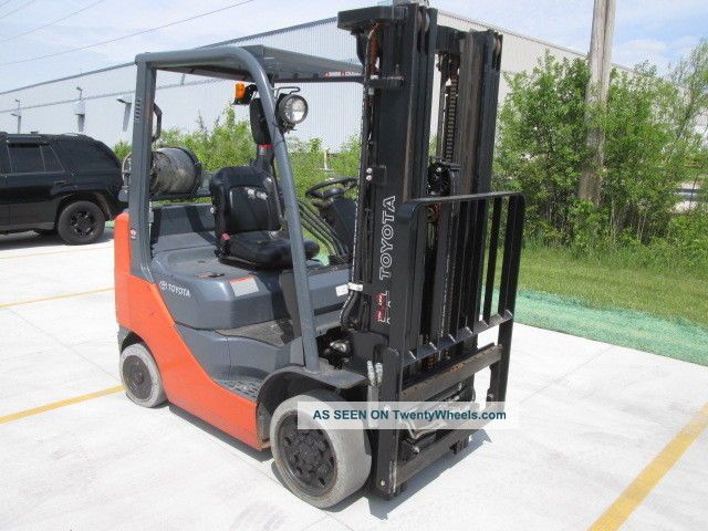 2013 Toyota 8fgcu25.  5000 Lb Capacity.  189 Inch Triple Mast Forklifts photo