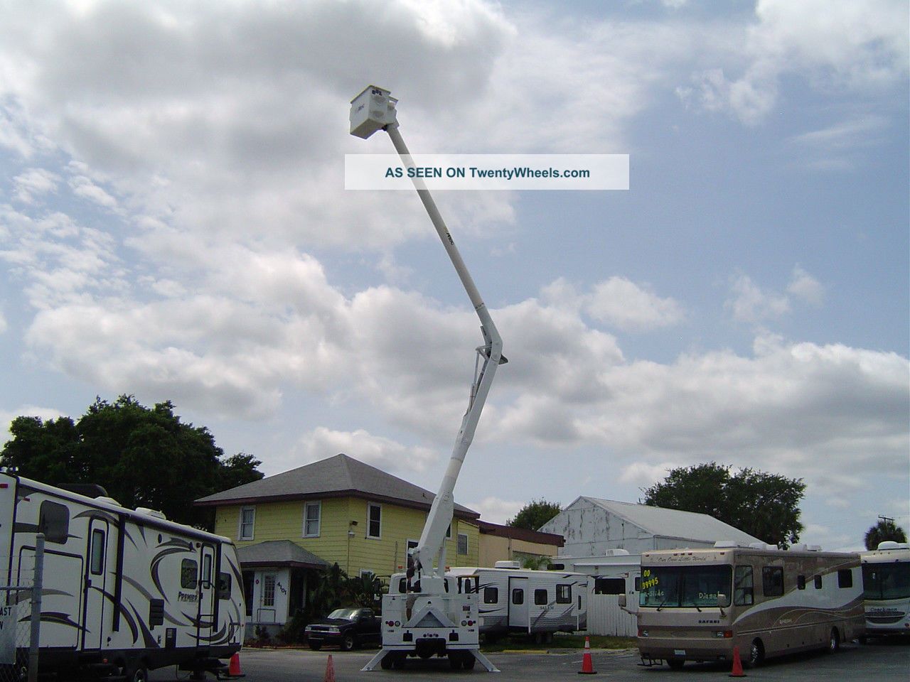 2009 International 4300 Dt466 Bucket/Boom Trucks photo