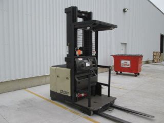 2002 Crown Sp3000.  Order Picker.  240 Inch Lift Height.  3000 Lb Capacity Forklift photo