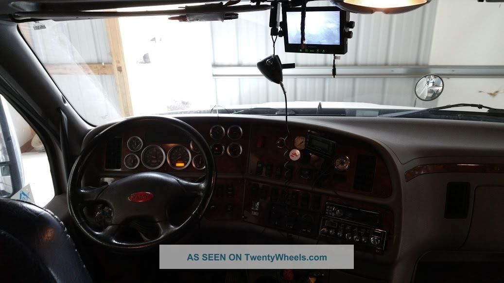 2005 Peterbilt 387 Sleeper Semi Trucks photo