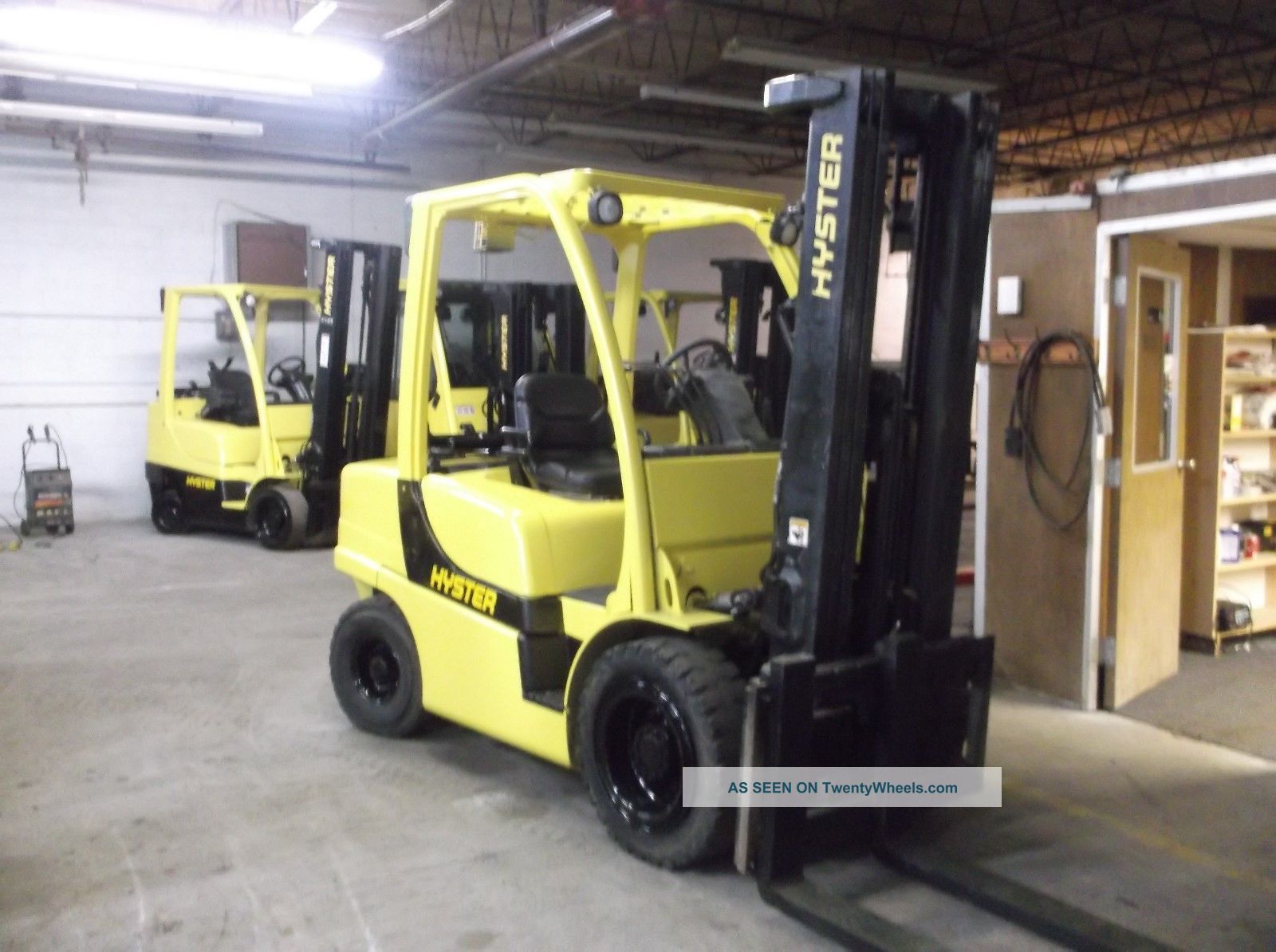 Hyster 7000 Lb Pneumatic Forklift With Side Shift And Triple Mast 72
