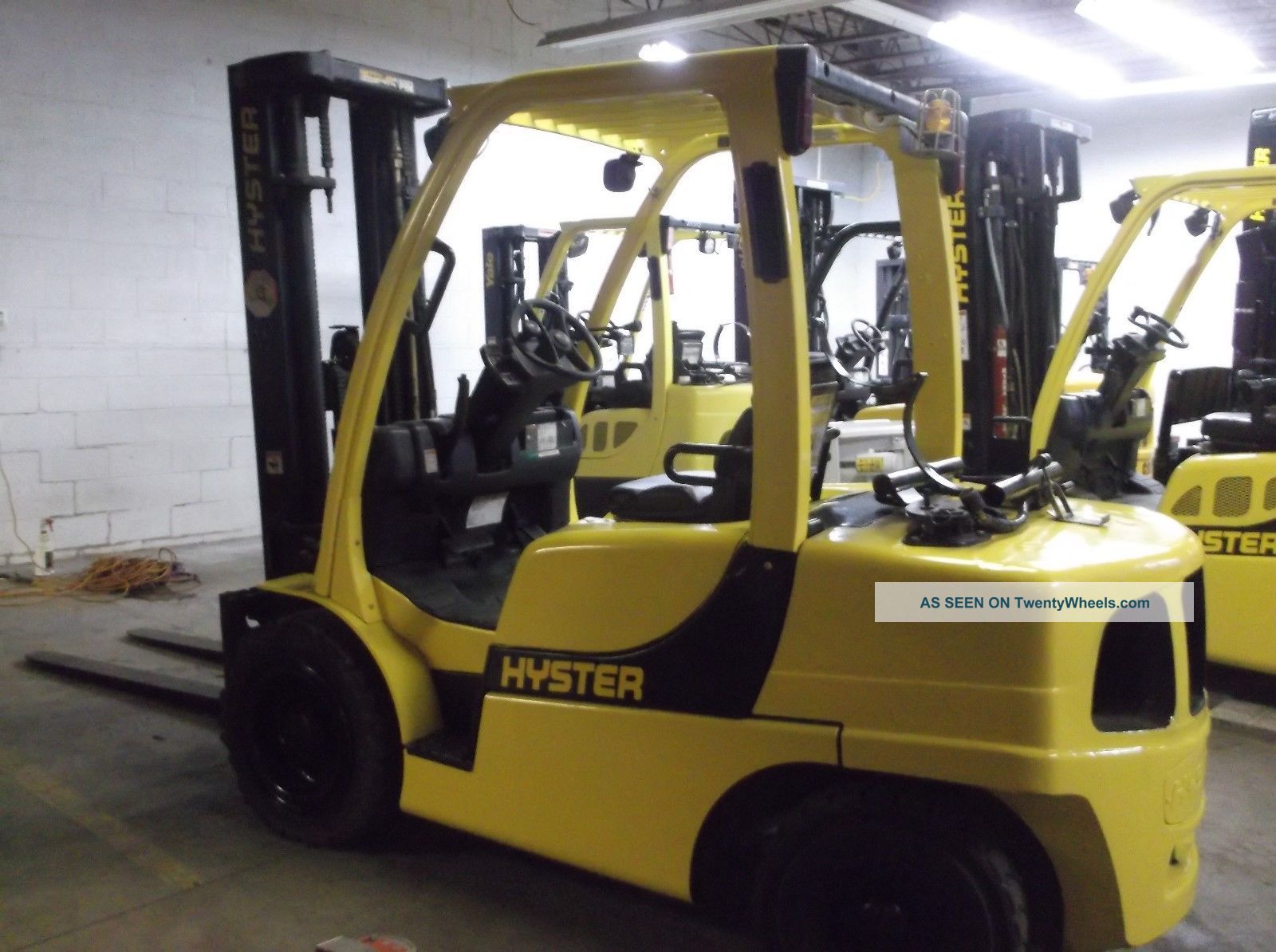 Hyster 7000 Lb Pneumatic Forklift With Side Shift And Triple Mast 72