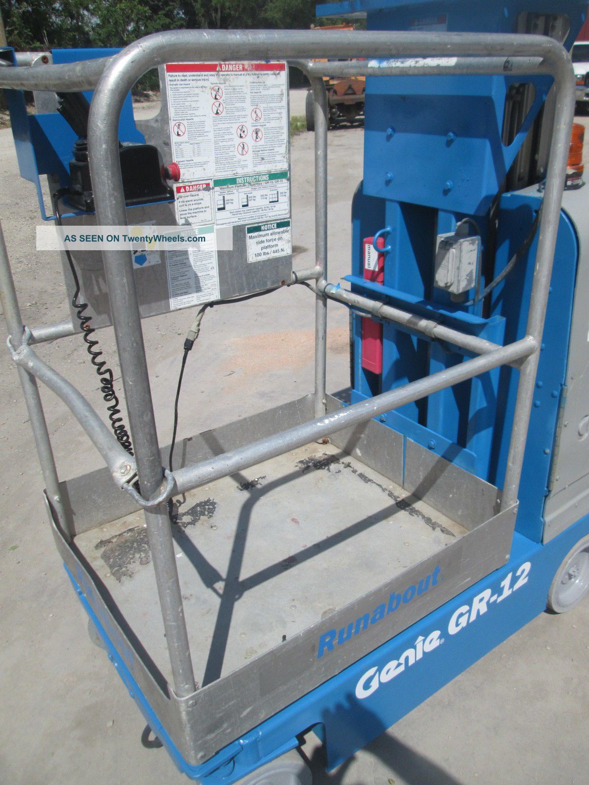 2005 Genie Gr 12 Drivable Vertical Manlift, Personnel Lift Scissor