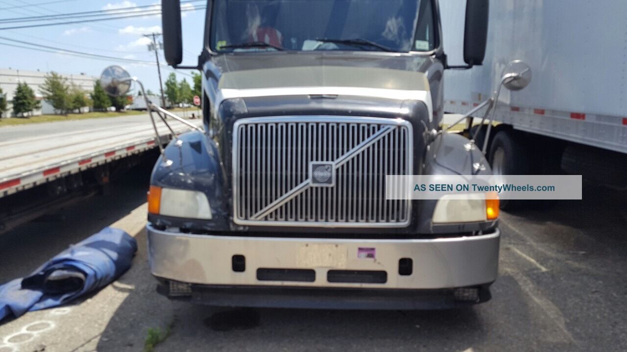 2000 Volvo 770 Sleeper Semi Trucks photo