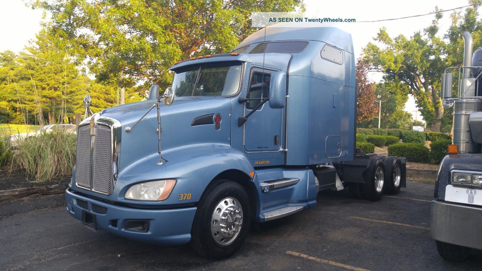 2010 Kenworth T660 Sleeper Semi Trucks photo