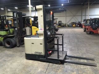 Crown Sp3000.  Order Picker.  210 Inch Lift Height.  3000 Lb Capacity Forklift photo