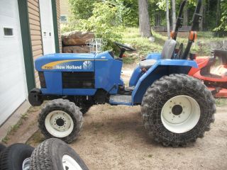 Holland T1520 4x4 Compact Tractor photo