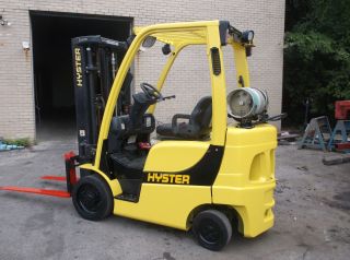 2009 Hyster 5000 Lb Forklift With Side Shift And Triple Mast Cushion Tires photo