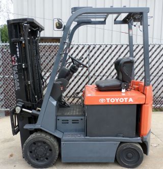 Toyota Model 7fbcu25 (2006) 5000lbs Capacity Great 4 Wheel Electric Forklift photo