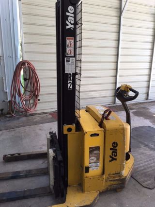 Yale Electric Straddle Forklift W/ Side Shift,  Max 3800 Lbs,  & 120vac Charger photo