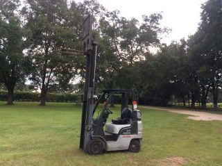 Nissan 30 Forklift Side Shift Lp Gas Fl. . photo