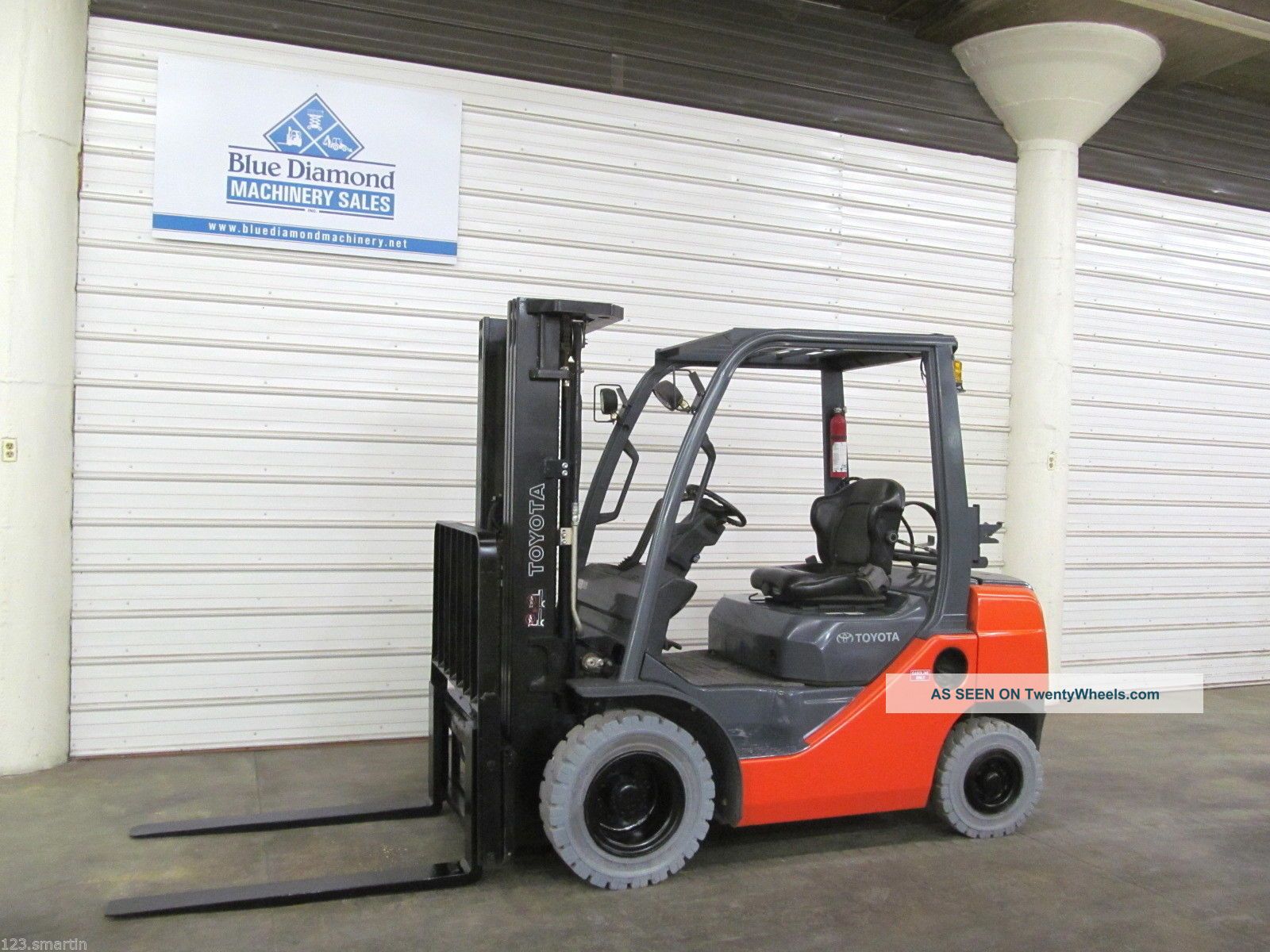 2011 Toyota 8fgu25 5,  000 Forklift,  Solid Pneumatics,  Triple Mast,  Sideshift Forklifts photo