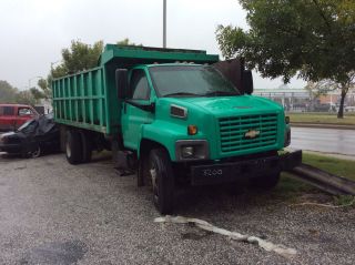 2004 Chevrolet C7500 Long Bed Dump Truck With Lift Gate And Bed Cover photo