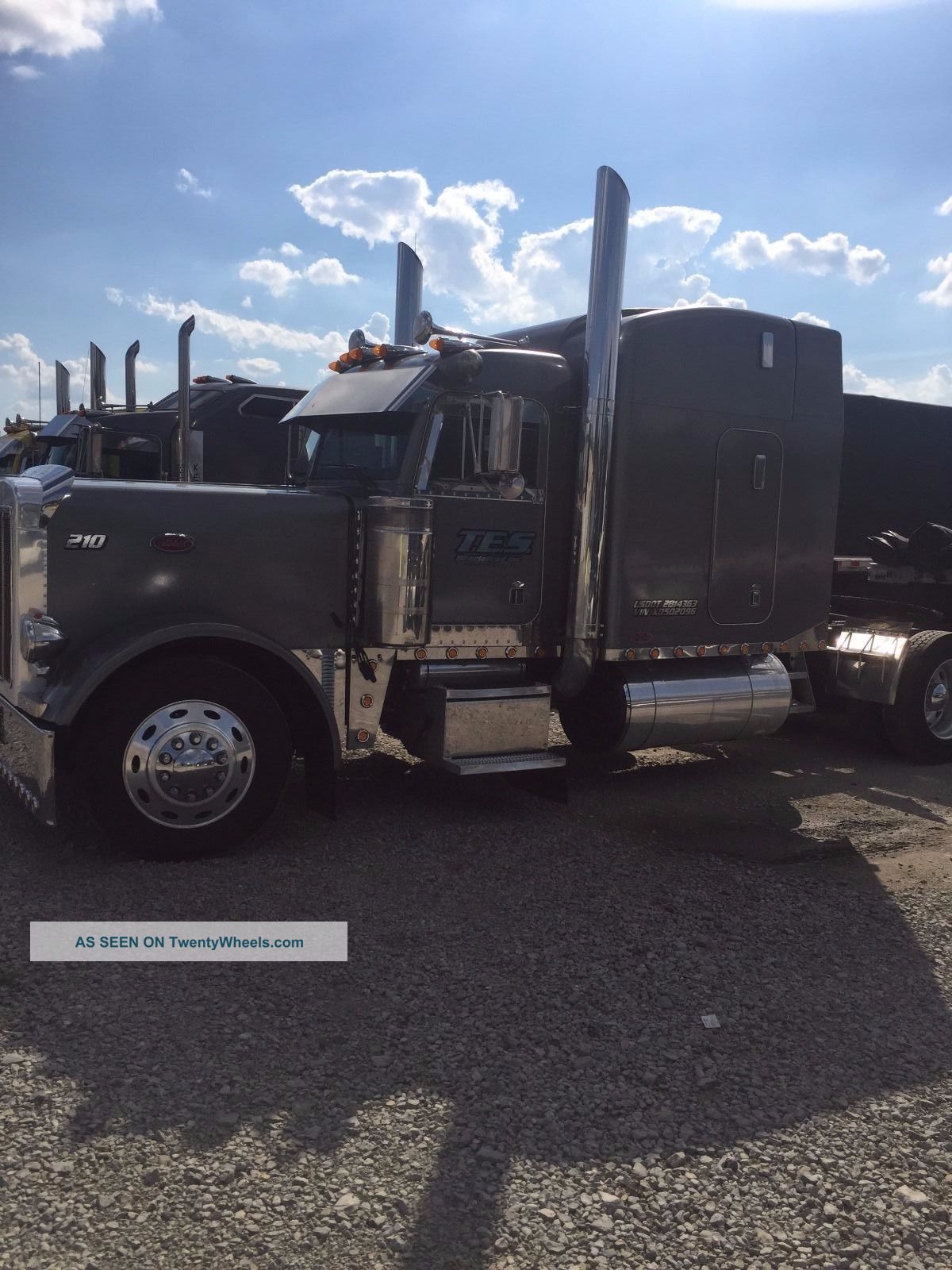 1999 Peterbilt 379 Sleeper Semi Trucks photo
