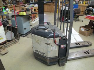 Crown Electric Pallet Jack 6,  000 Lbs Model Pw 3520 - 60 4,  500 Hrs photo