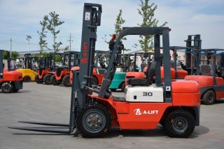 Diesel Forklift - 3 Tons Lifting Weight And 3m Lifting Height. photo