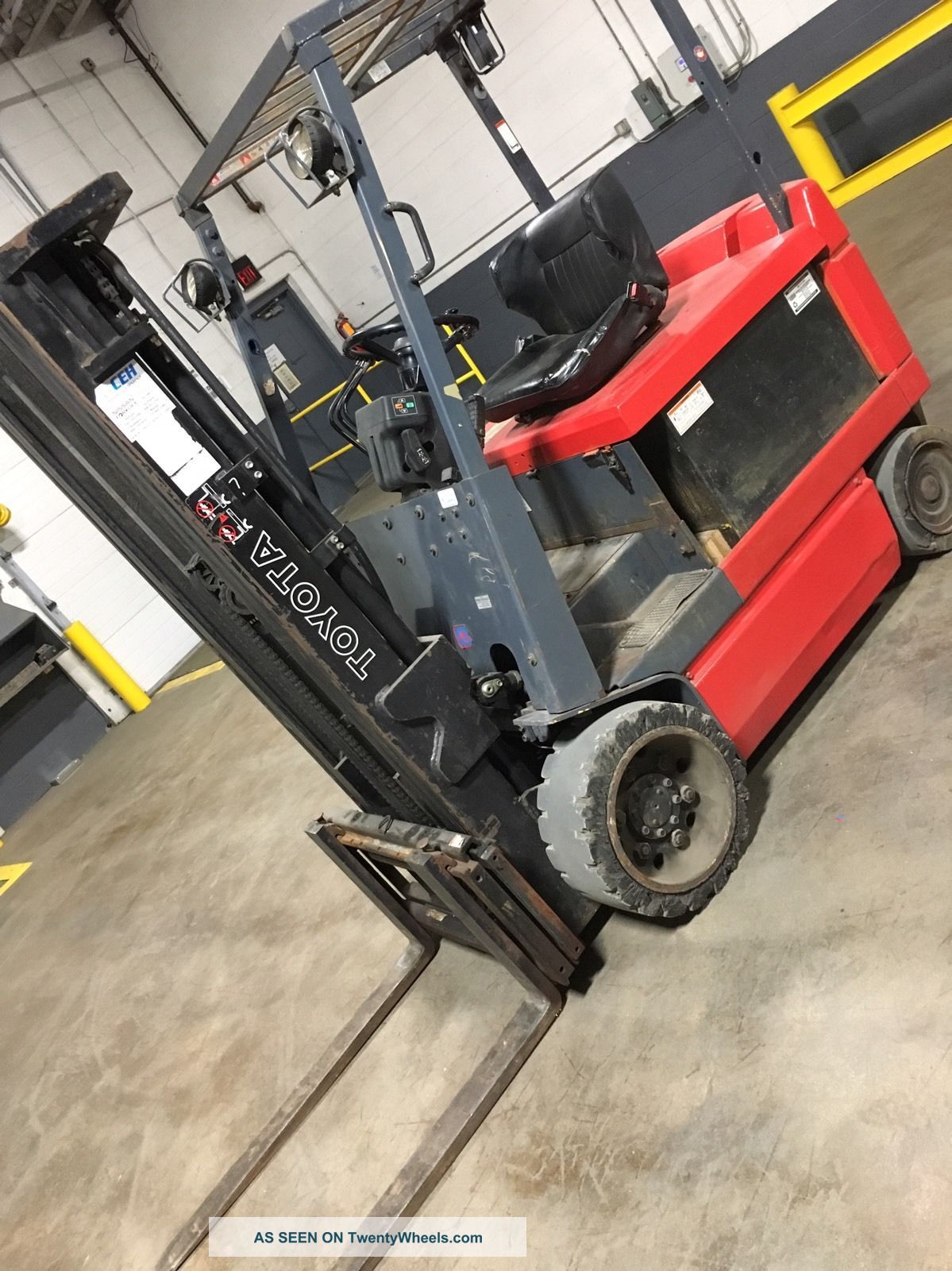 2003 Toyota 6,  000lbs Electric Forklift 36v (w/charger) Forklifts photo