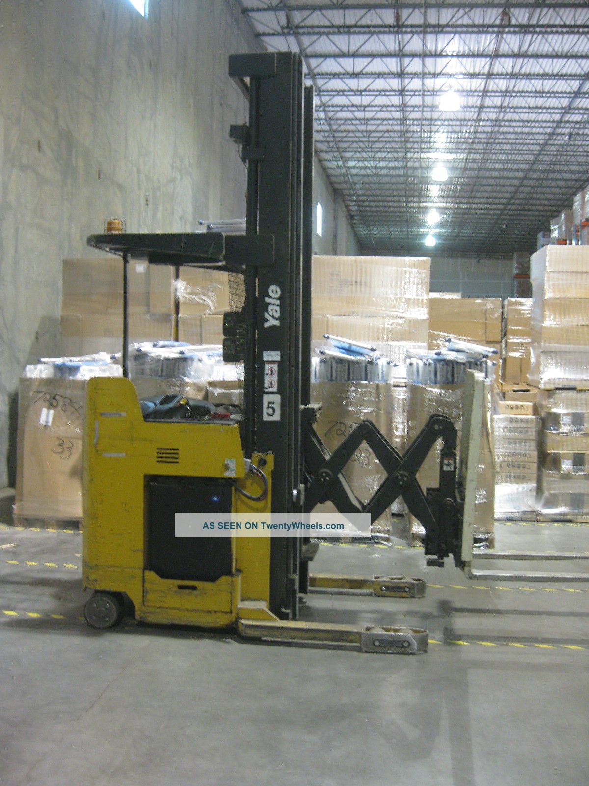 Yale Double Reach Forklift - 138/320 Mast,  Side Shift,  3000 Cap,  Double Reach Forklifts photo