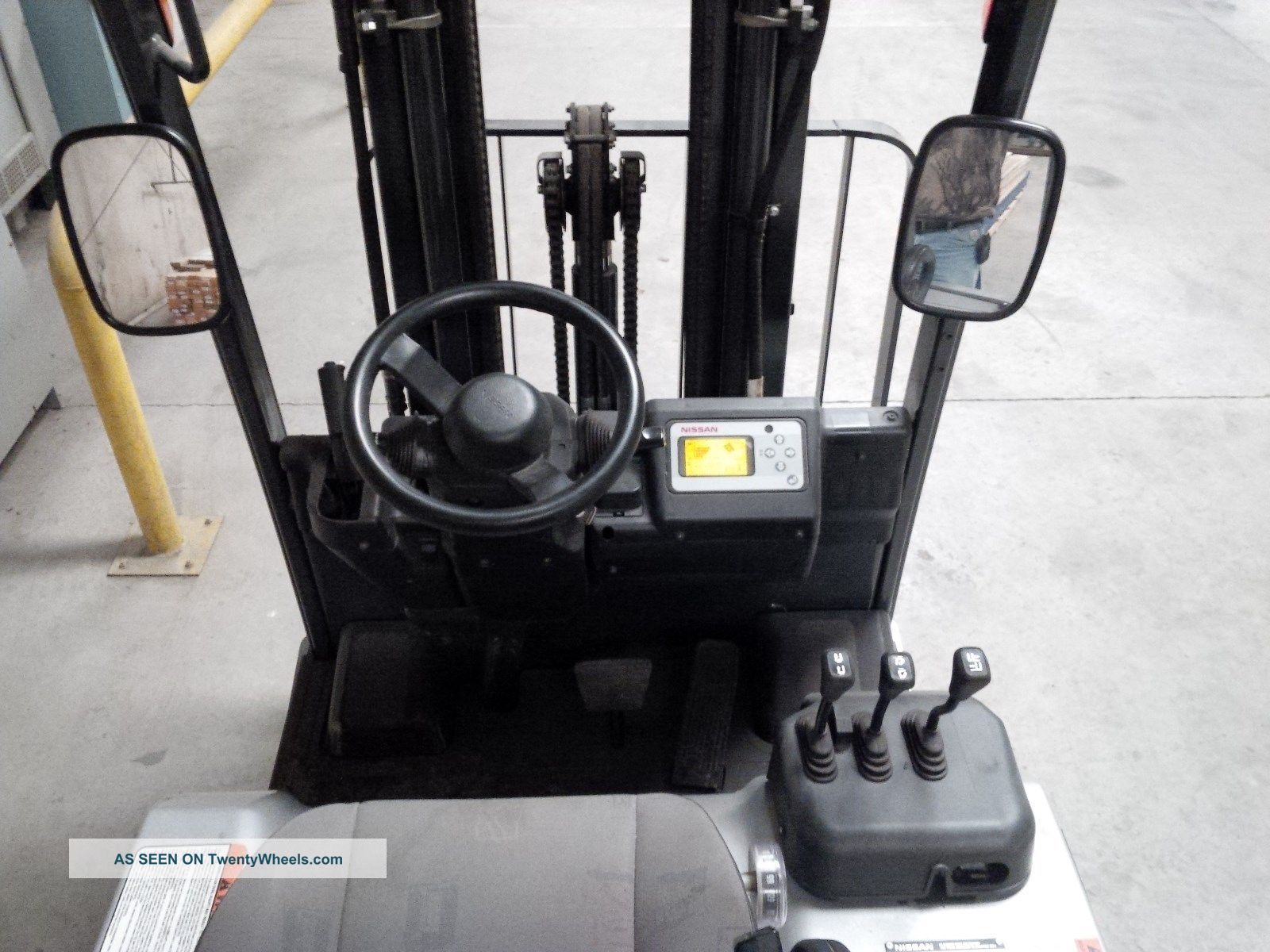Nissan 30 Electric Forklift Model 1n1l15v
