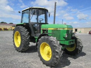 John Deere 2140 Farm Tractor photo