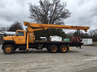 Ford L8000 With National 500c Boom photo