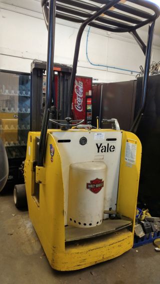 Yale 24 Volt Electric Forklift Working photo