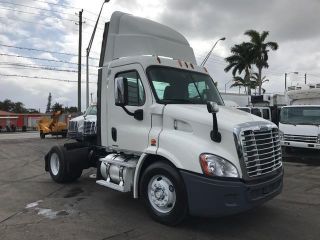 2011 Freightliner Cascadia 113 Day Cab photo
