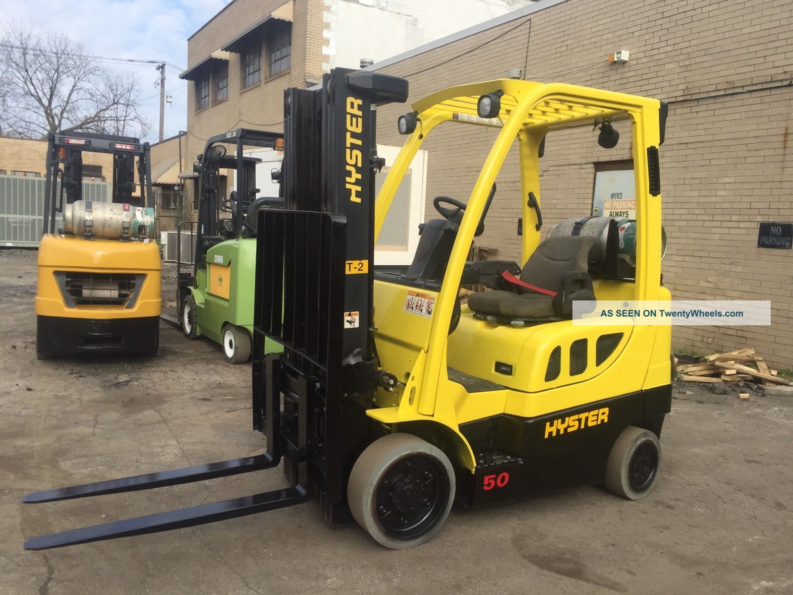 2007 Hyster 5000 Pound Forklift With Side Shift And Triple Mast Forklifts photo