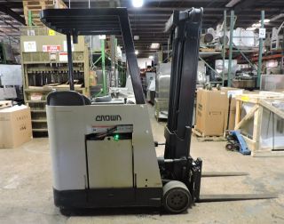 Crown Rc3020 - 40 Stand - Up Rider Forklift Truck - 229.  2 Hours,  Charger Included photo